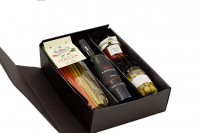 Geschenkset Rotwein aus Sizilien mit Pasta, Sugo und Oliven Geschenkset Rotwein aus Sizilien mit Pasta, Sugo und Oliven